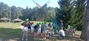 Zdjęcie przedstawia uczestników półkolonii letnich - turnus III