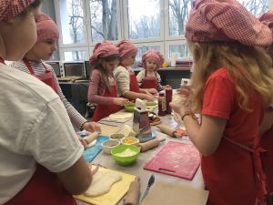 AKCJA ZIMA Turnus II - zdjęcie przedstawia uczestników w trakcie wykonania prac ręcznych