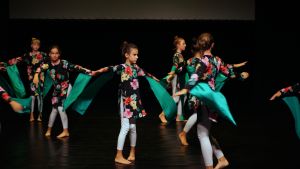 Ścieżki pasji - zdjecie przedstawia tańczące dzieci