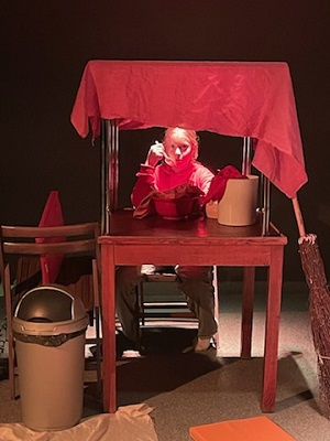 Do góry zespół teatralny - zdjęcie z przedstawienia