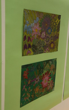 Wystawa Koła Plastycznego Niezła Sztuka - zdjęcie przedstawia dwie prace