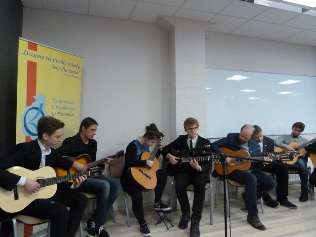 Występ Zespołu Gitar Klasycznych oraz Klubu Piosenki i Poezji podczas uroczystości wręczenia zaświadczeń laureatom konkursów przedmiotowych szkół podstawowych, organizowanej przez Kuratorium Oświaty w Poznaniu, 18.03.2015 r.