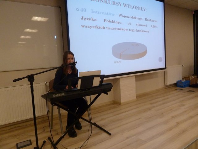 Występ Zespołu Gitar Klasycznych oraz Klubu Piosenki i Poezji podczas uroczystości wręczenia zaświadczeń laureatom konkursów przedmiotowych szkół podstawowych, organizowanej przez Kuratorium Oświaty w Poznaniu, 18.03.2015 r.